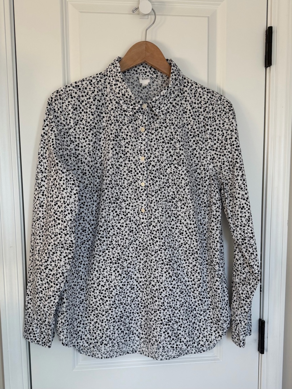 Gap White and Black Floral Print Popover Shirt Women’s Size Medium